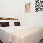 Pensión Four 4*